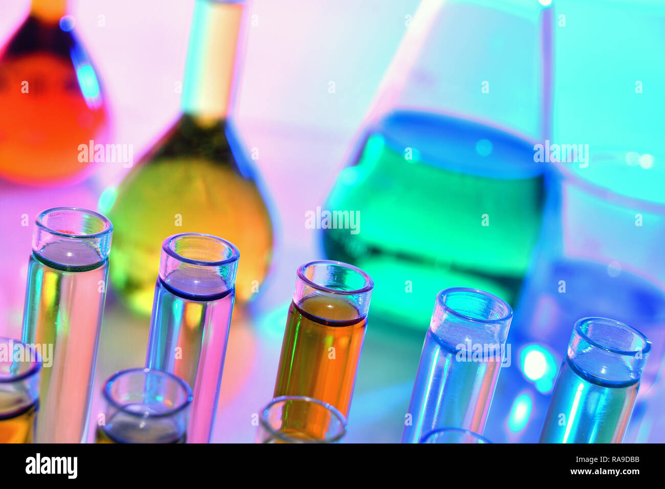 Laborglas mit farbenfrohen Chemikalien und Reagenzien, Chemie Wissenschaft Stockfoto