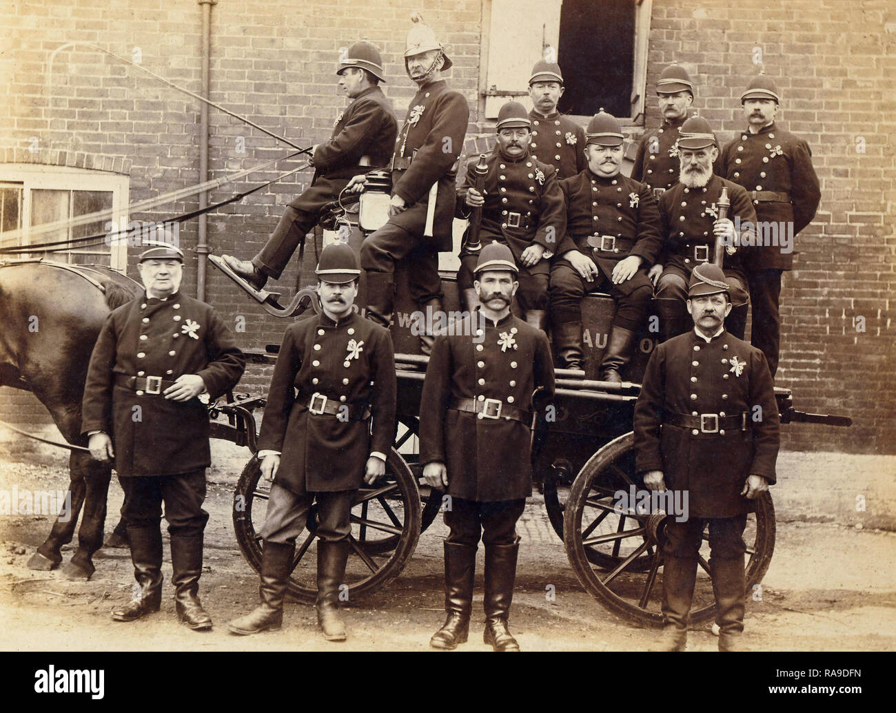 Historisches Archiv Bild von Feuerwehrleuten mit Pferdekutschen Feuer gerät. Feuerwehr. c1900 Stockfoto