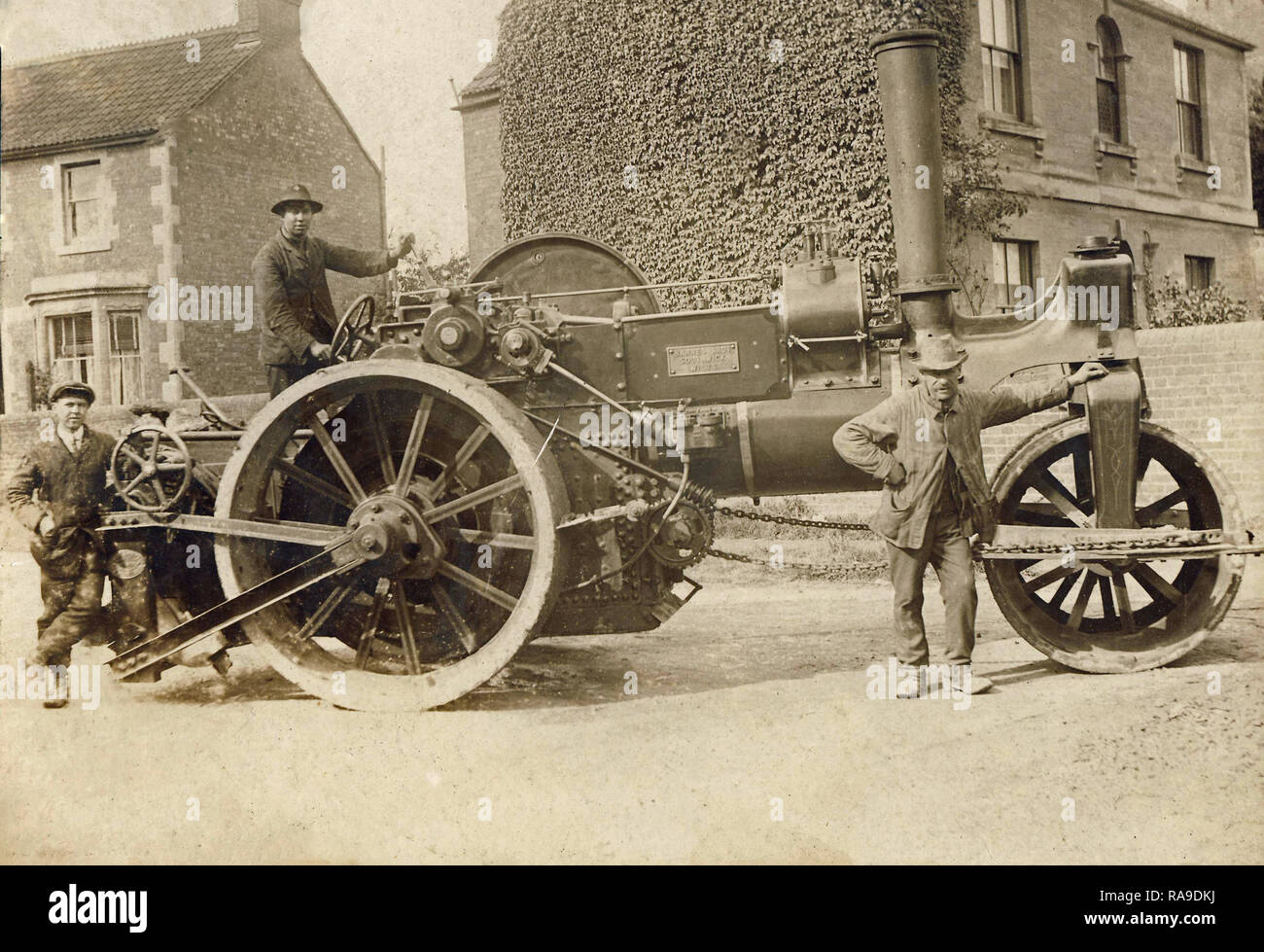 Historisches Archiv Bild von dampfwalze mit Crew. Dampfmaschine von Barnes Brüder von Southwick, Wiltshire. c 1910 s Stockfoto