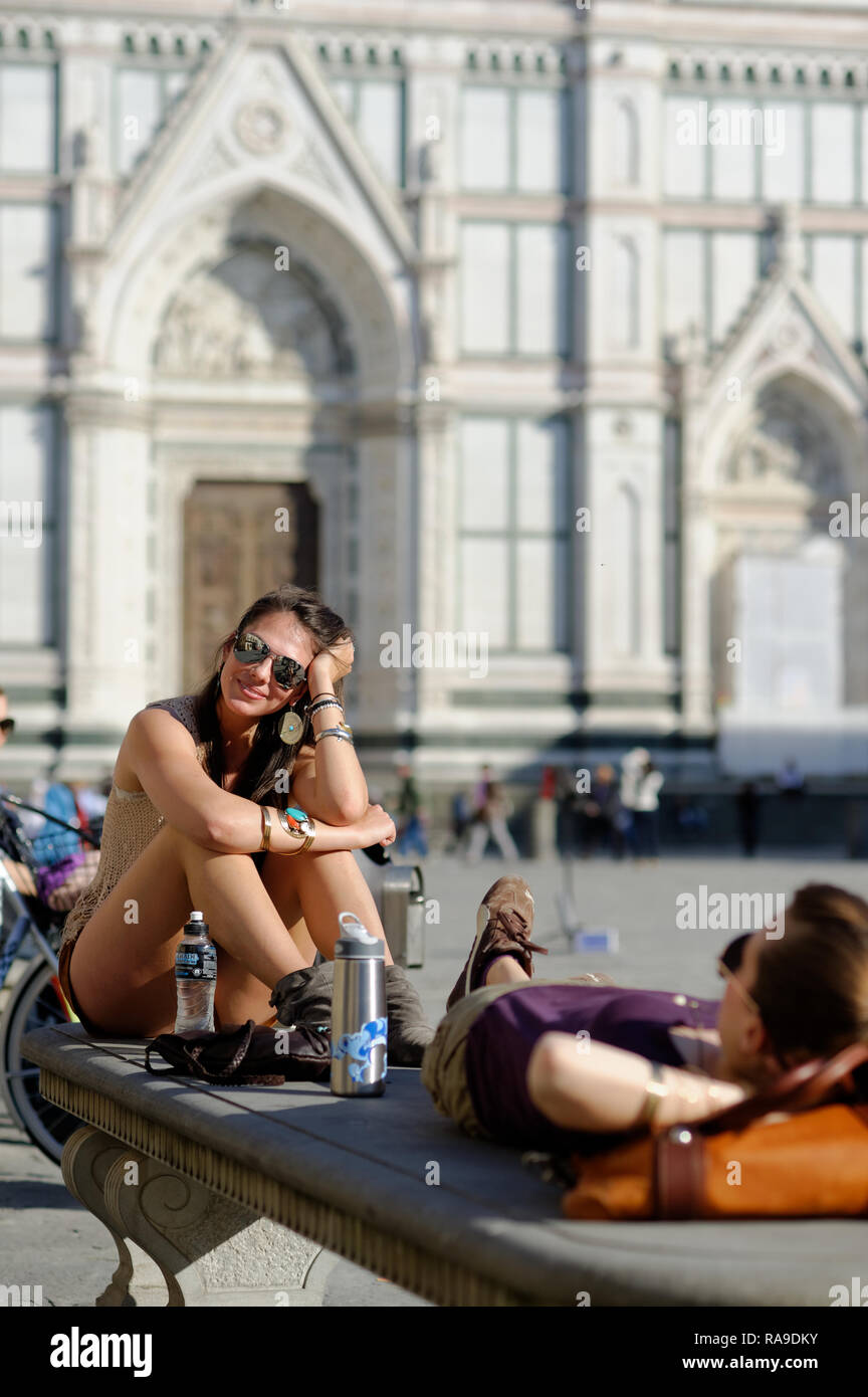 Zwei weibliche Touristen an der Piazza di Santa Croce, Florenz, Italien, sich erholend, lächelnd, entspannend Stockfoto