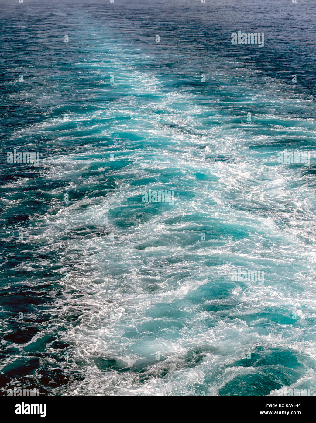 HINTERGRUNDTEXTUR – Wellen und Turbulenzen aus dem Gewächshaus eines Schiffes im Meer Stockfoto