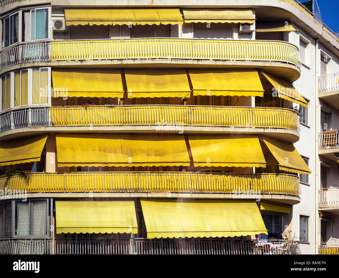 MARSEILLE, FRANKREICH - 25. MAI 2018: Yellow Sun Jalousien on Apartment Building Stockfoto