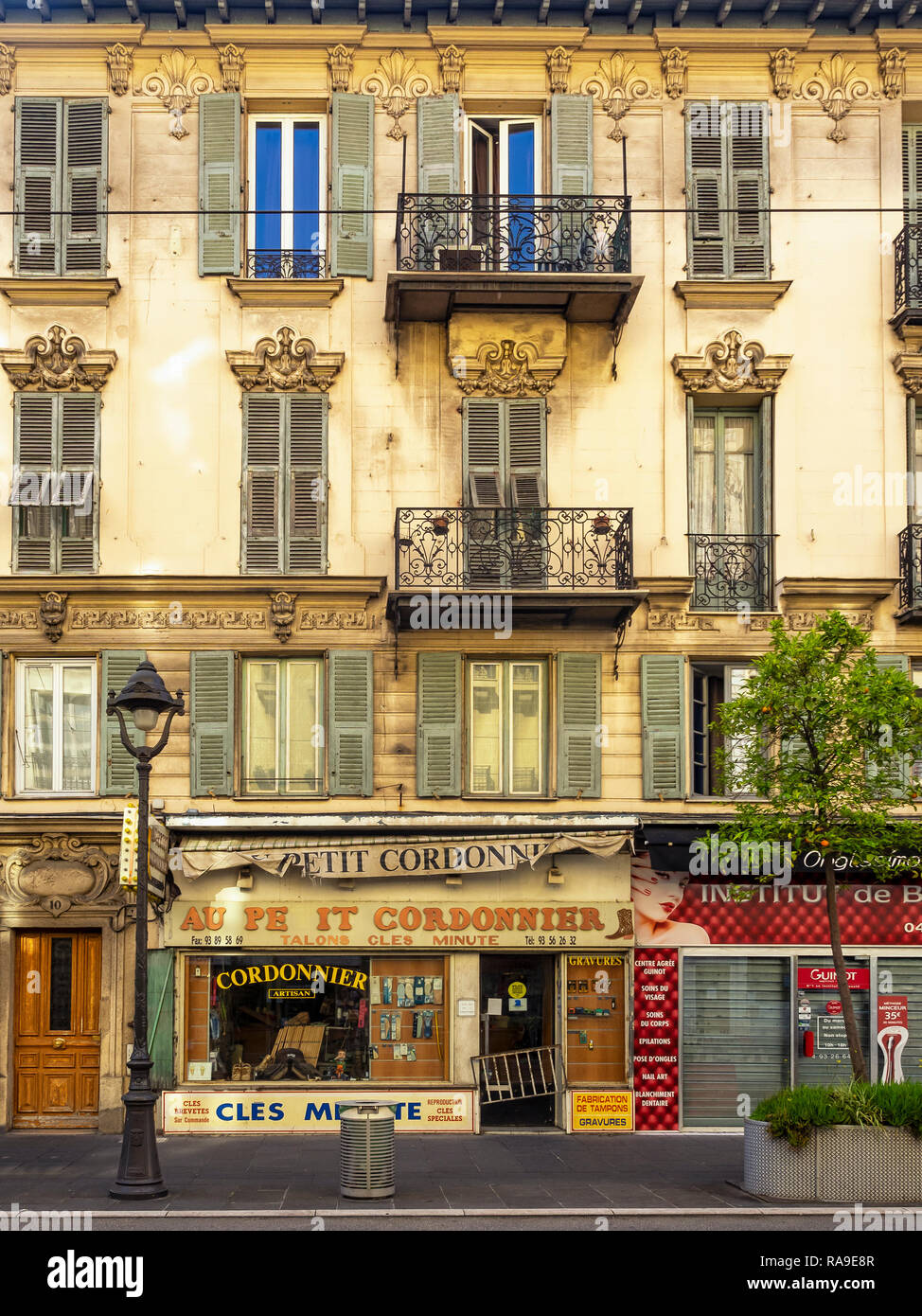 NIZZA, FRANKREICH - 25. MAI 2018: Pretty Street Cafe in der Avenue de la Republique Stockfoto