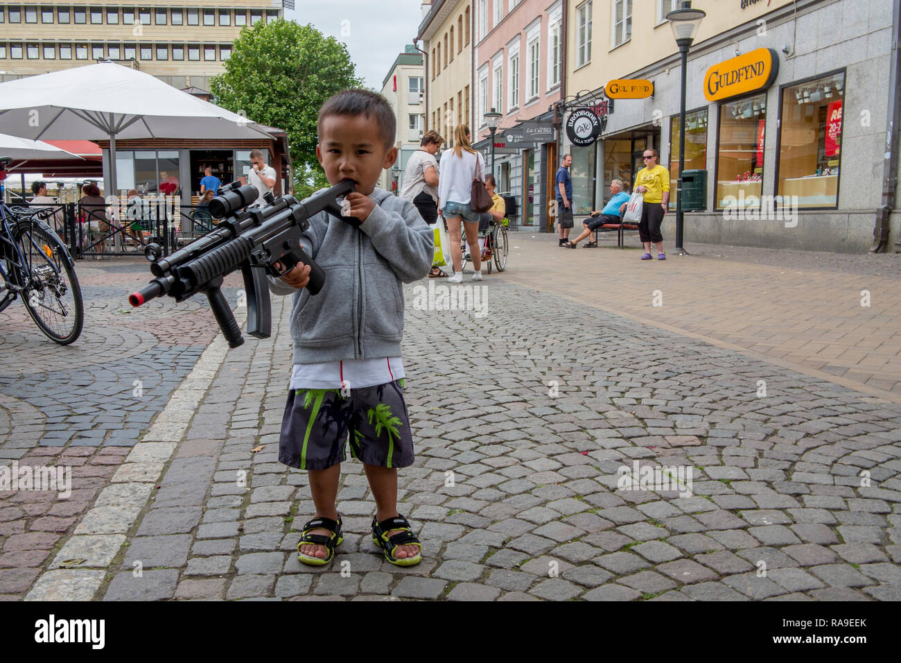 Junge Mit Spielzeug Waffe Kristianstad Schweden Stockfotografie Alamy
