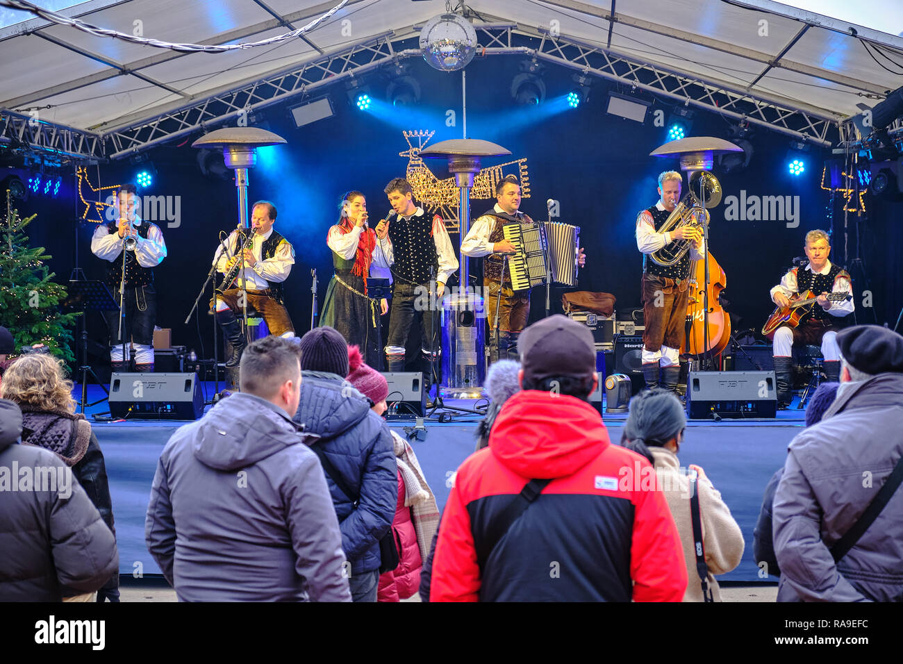 Öffentliche Aufführung von traditioneller slowenischer Folklore Musik in Bled. Band auf der Bühne ist in volkstümlicher Kleidung Stockfoto