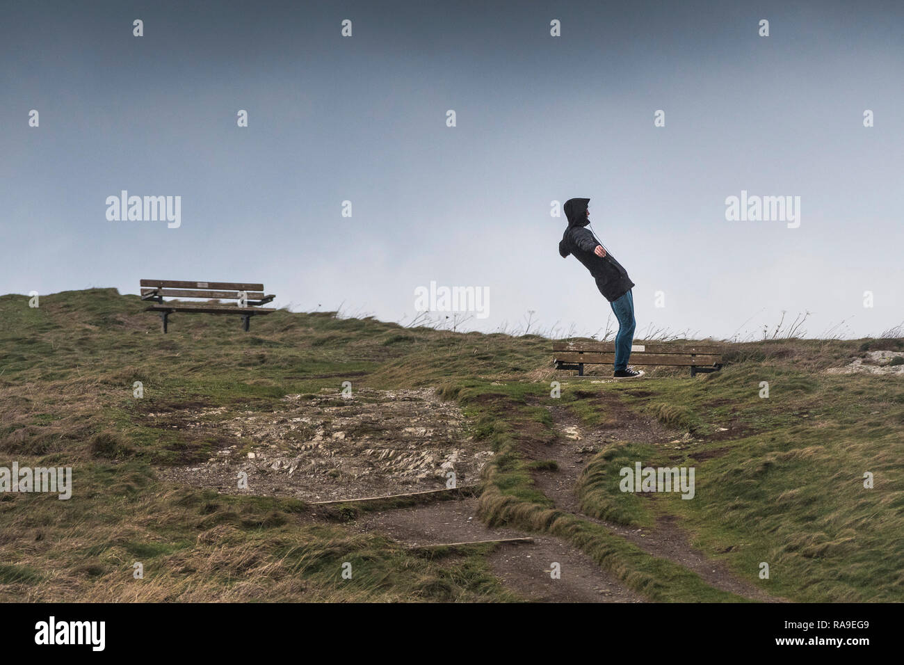 Ein Mann rückwärts in starker Wind lehnend. Stockfoto