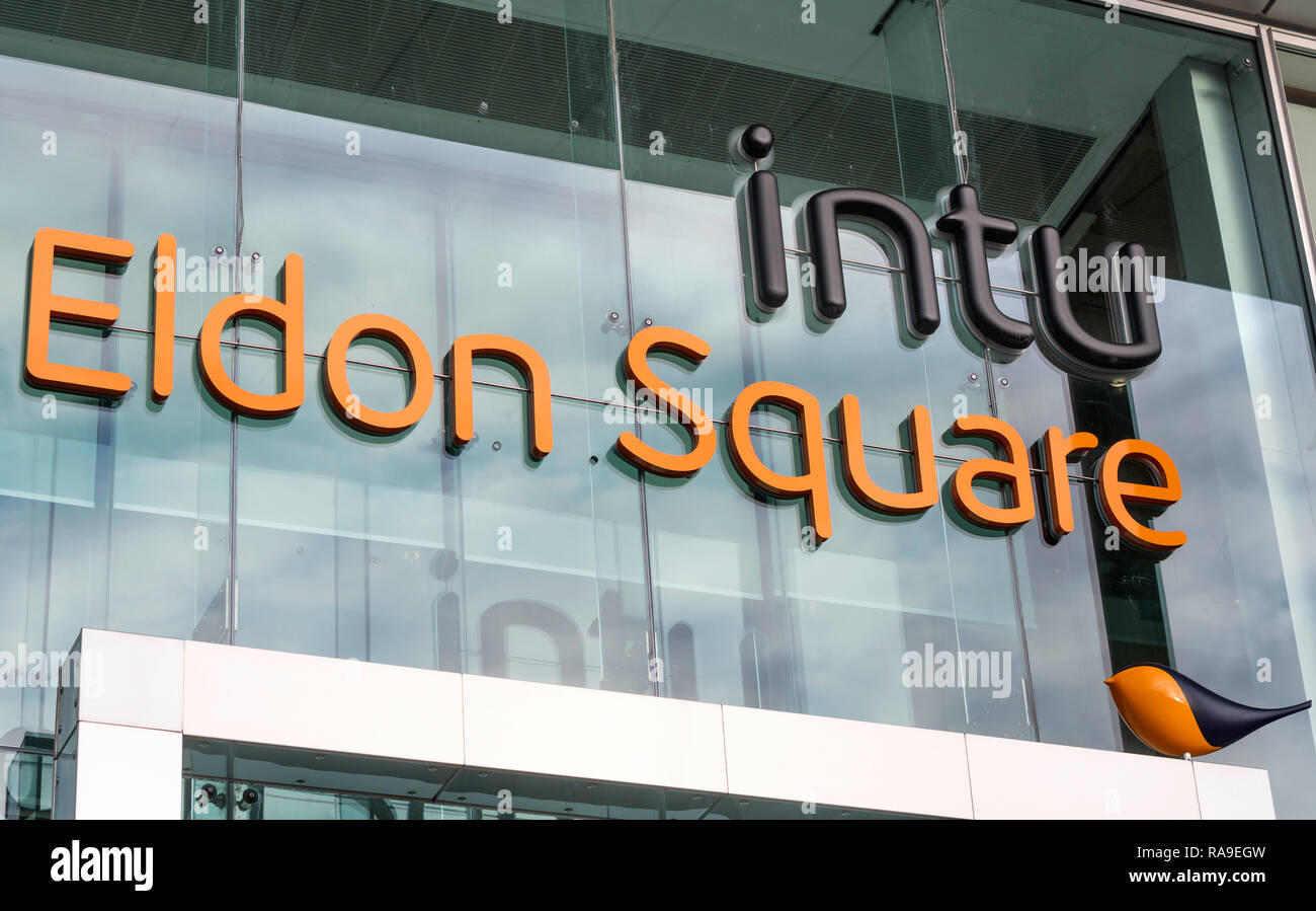 INTU Logo am Eingang der Eldon Square Shopping Center, Newastle, North East England, Großbritannien Stockfoto