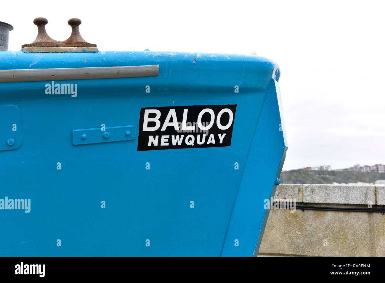 Eine Detailansicht der Name auf dem Fischerboot Baloo in Newquay Hafen Hafen in Newquay in Cornwall. Stockfoto