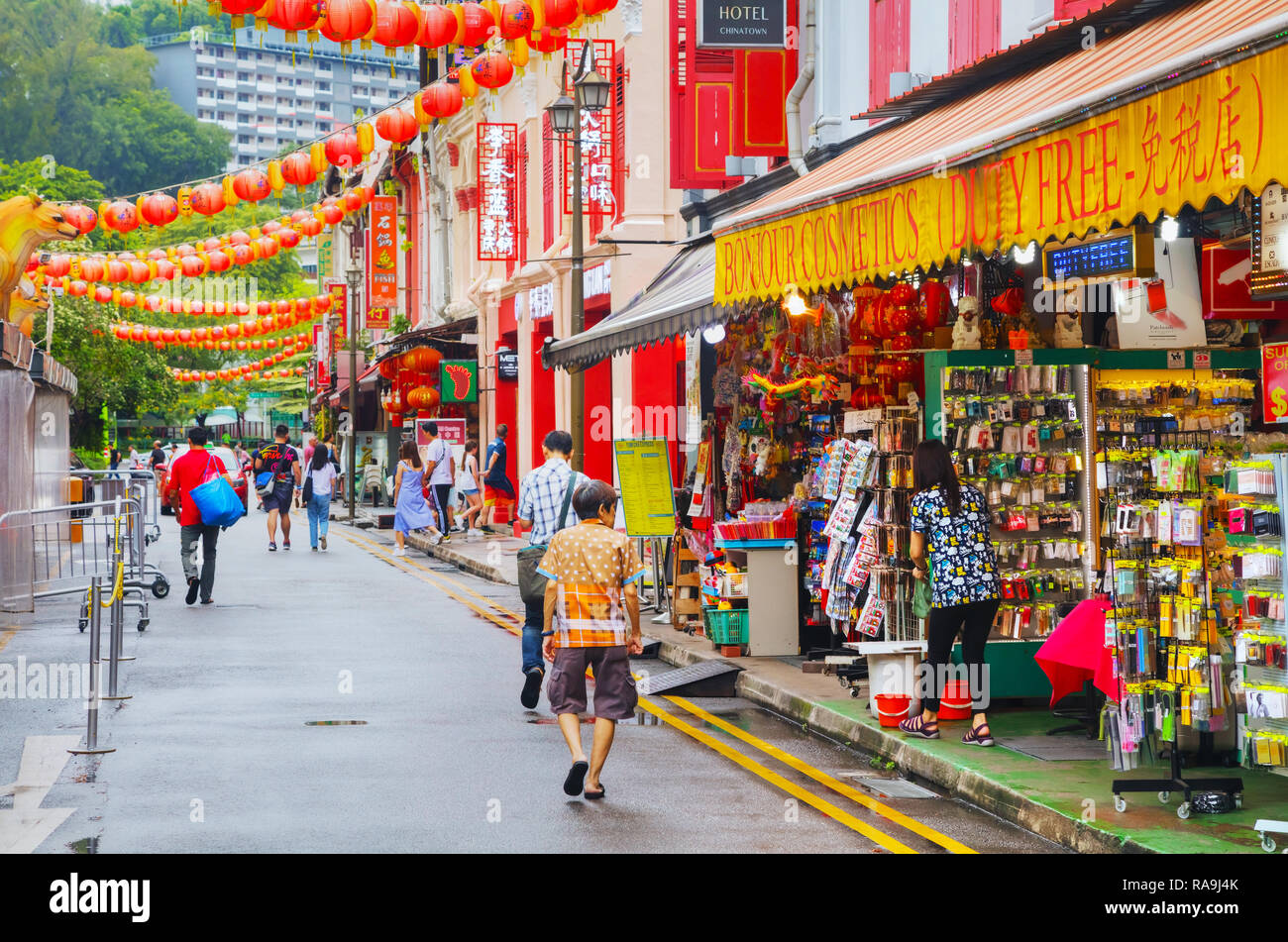 Singapur - 2. NOVEMBER: Chinatown Viertel mit Touristen am 02 November, 2018 in Singapur. Stockfoto