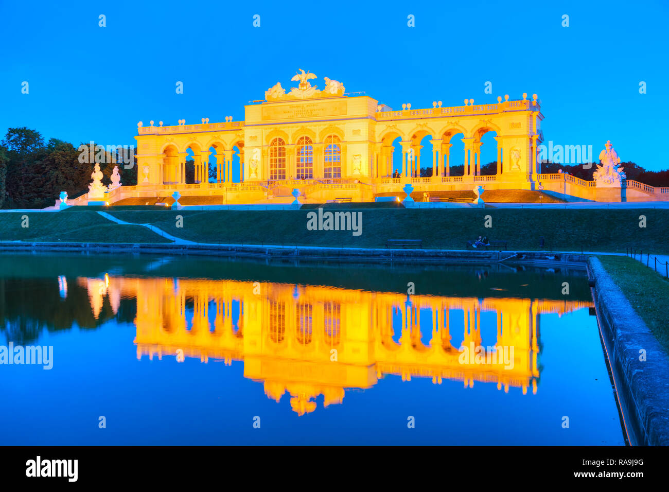 Wien - 29. August: Gloriette Schönbrunn bei Sonnenuntergang mit Touristen am 29. August 2017 in Wien. Es ist die größte Gloriette in Wien 1775 als t Stockfoto