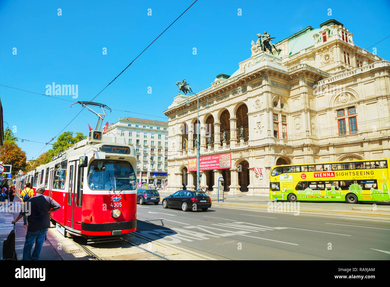Wien - 30. August: Altmodische Straßenbahn am 30. August 2017 in Wien, Österreich. Wien hat eine umfangreiche Bahn- und Busnetz. Stockfoto