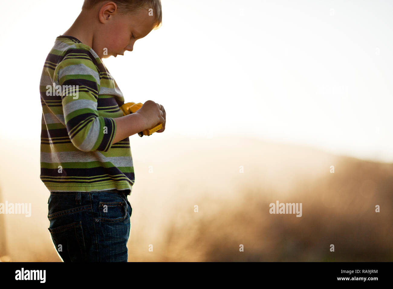 Wenig junge spielt mit seinem spielzeugauto. Stockfoto