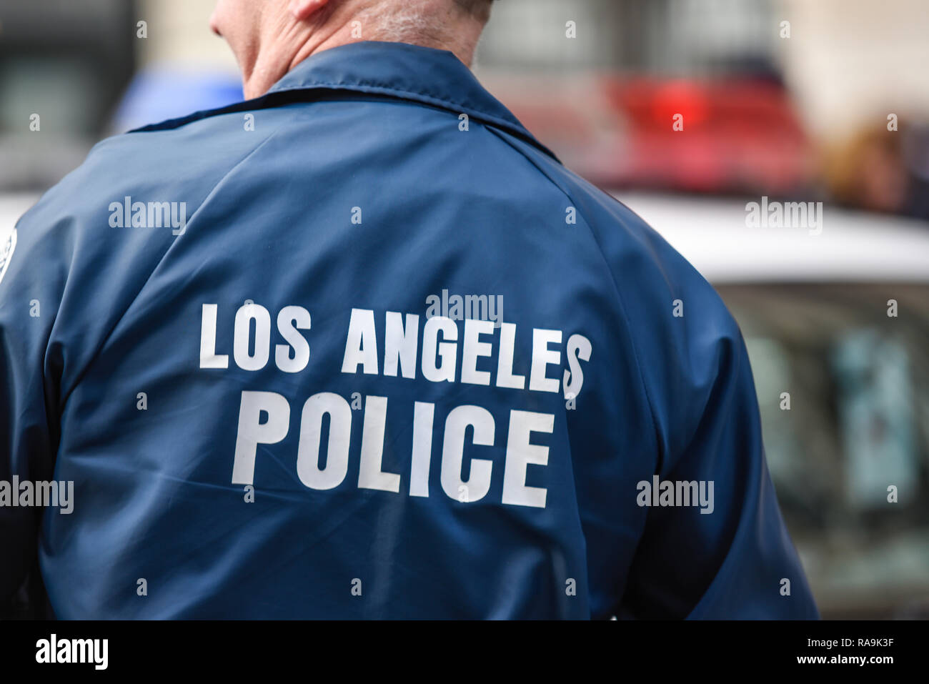 Los Angeles Police Officer und Auto am Tag der Londoner New Year's Parade, UK. Amerikanische Polizei Stockfoto