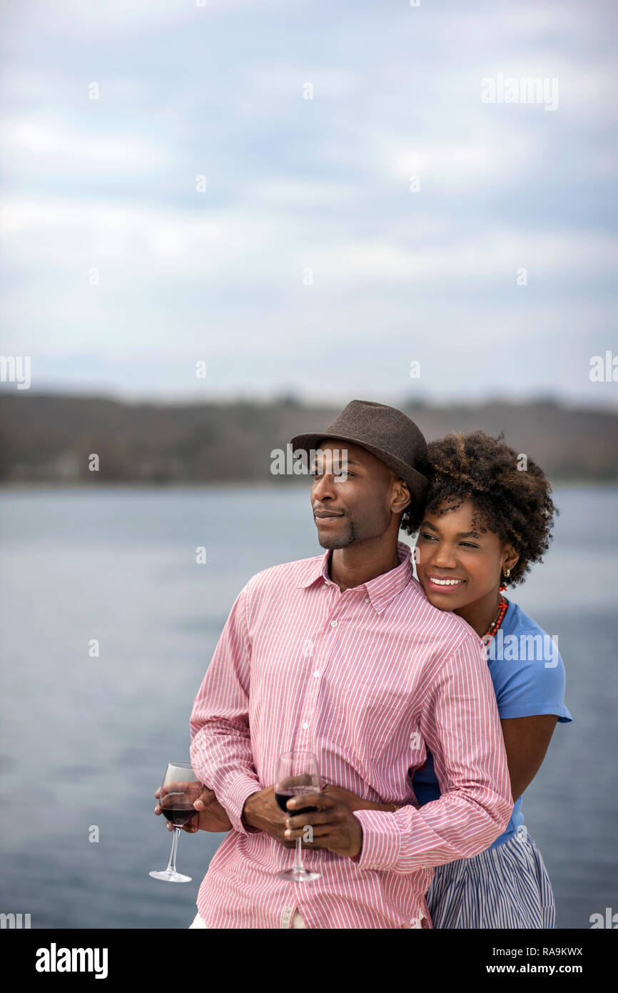 Paar genießt romantischen Tag am Meer. Stockfoto