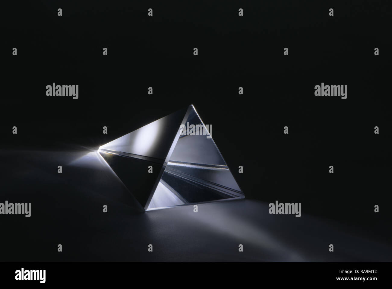 Lichtbrechung in einem Dreieck Glasprisma Stockfoto