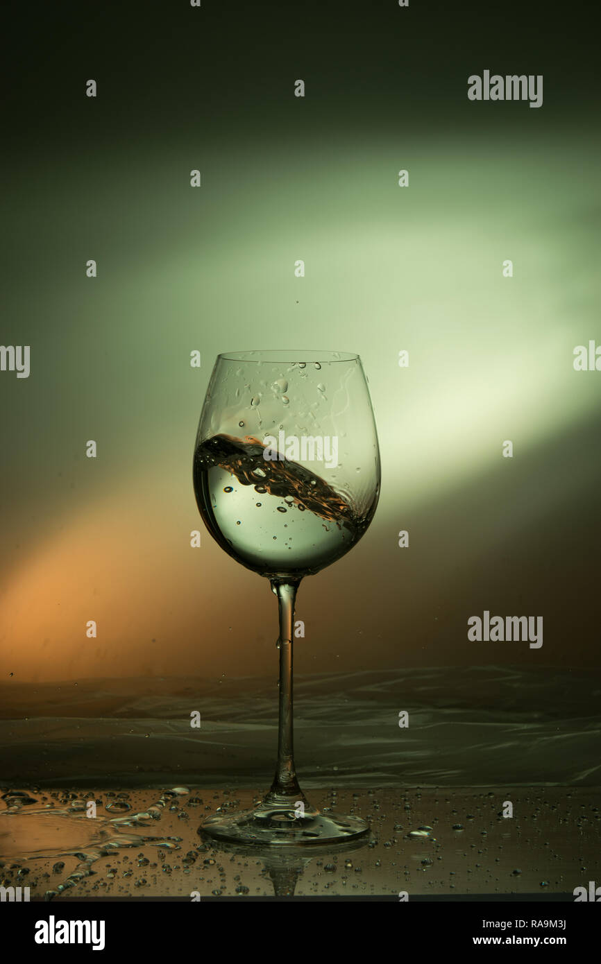 Bewegt Flüssigkeit im Glas Wein ist schief Stockfoto