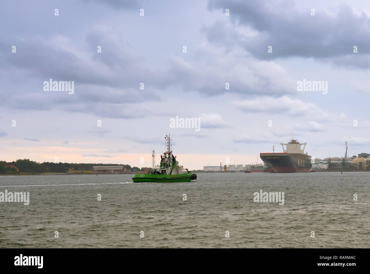 24 Juni 2018, Ostsee, Klaipeda, Litauen, Port, Kanal, leere Container schiff, Frachter mit Escort Stockfoto