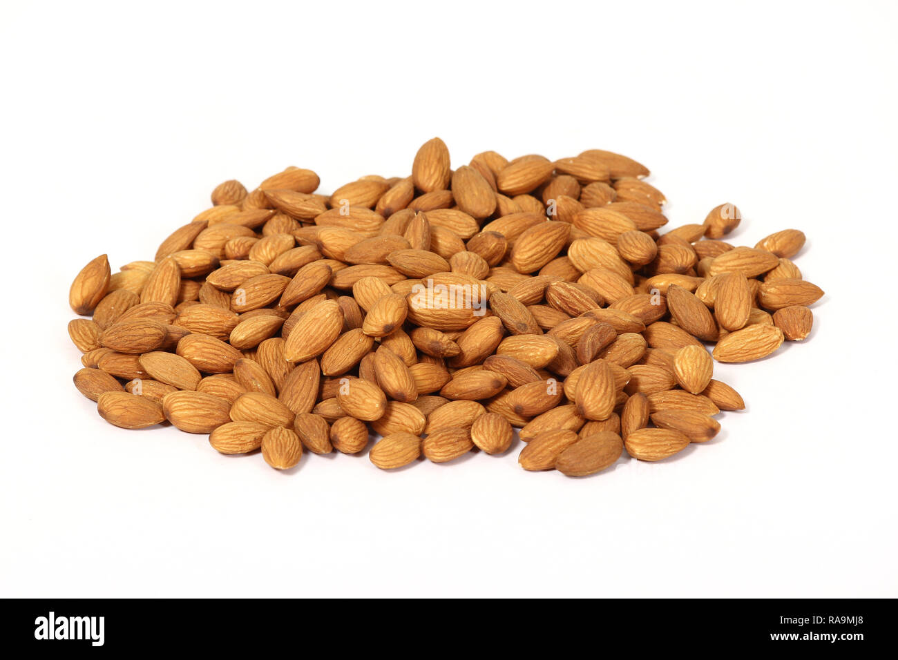 Gruppe von Mandeln in weißer Hintergrund Stockfoto