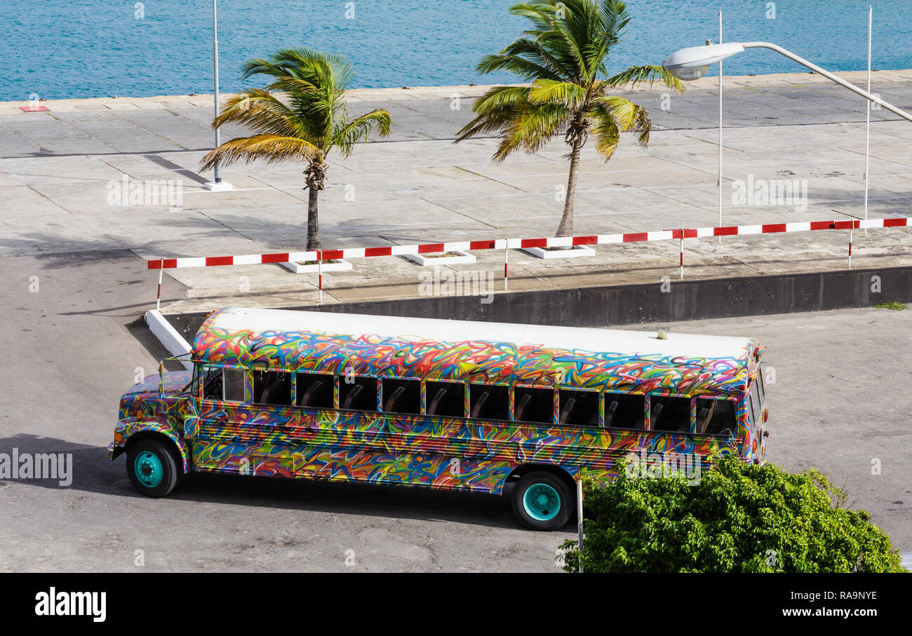 Eine bunte Party Bus auf Aurba Stockfoto