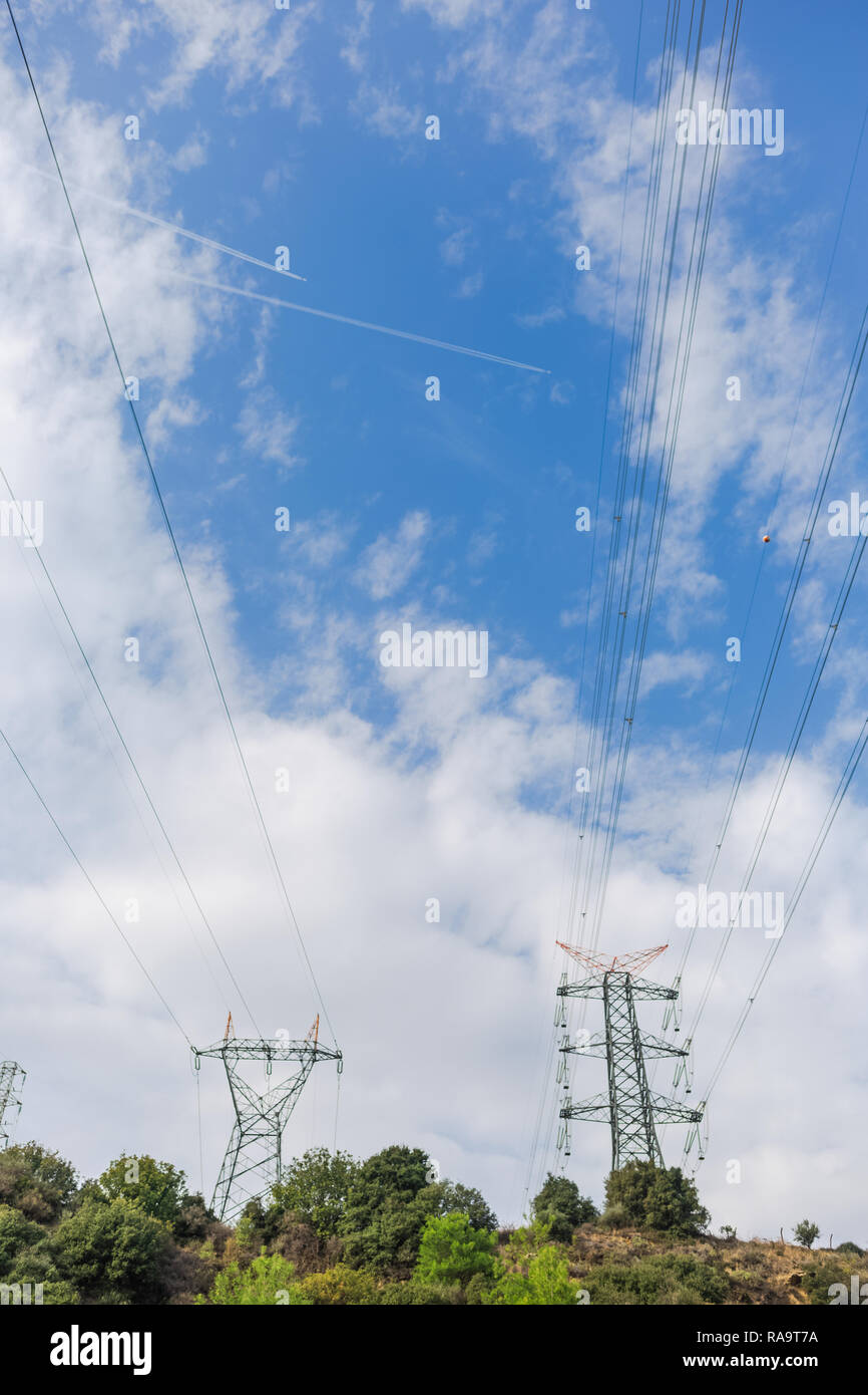 Strom Sendemasten gegen den blauen Himmel Hintergrund. Vertikale Farbfotografie. Stockfoto