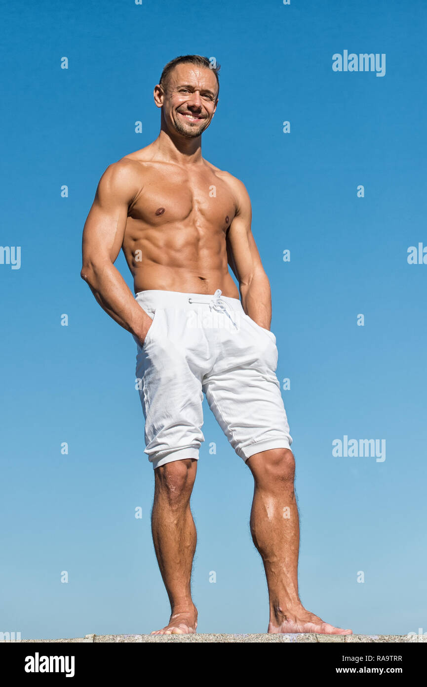 Klicken Sie Gesund Und Glucklich Mann Mit Muskulosen Korper Meister Des Sports Man Entspannen Sie Nach Gesundheit Aktivitaten Stark Und Muskulos Gesundheit Und Hygiene Sind Reichtum Und Sport Stockfotografie Alamy