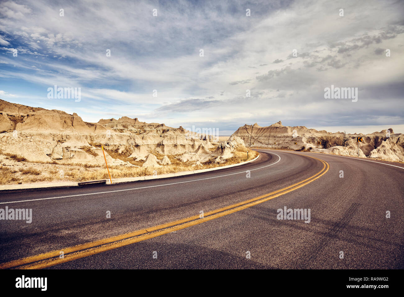 Retro getonten Bild einer malerischen Straße in Badlands National Park, Travel Concept, South Dakota, USA. Stockfoto