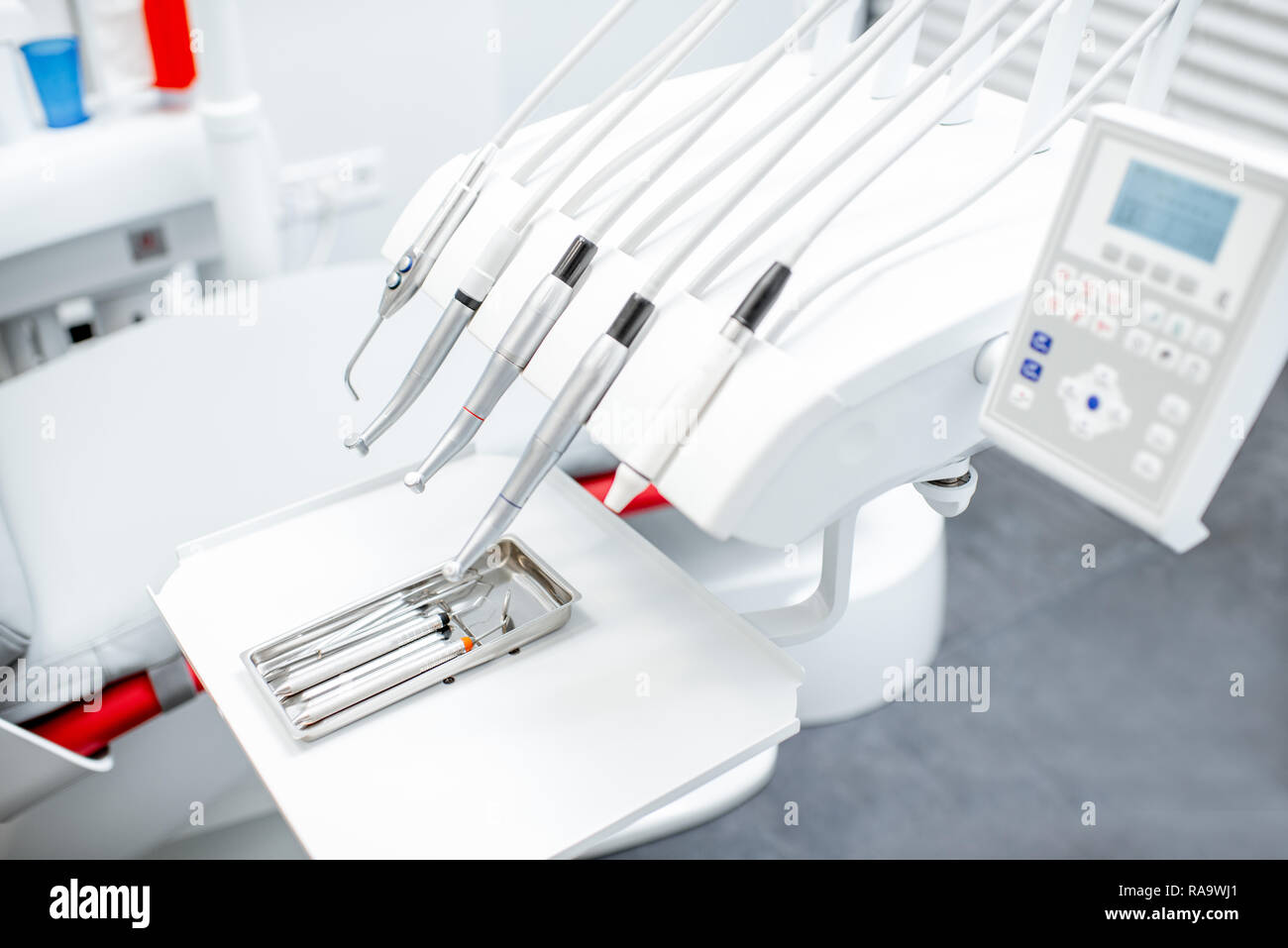 Nahaufnahme auf die professionelle zahnmedizinische Instrumente in den weißen Büro Stockfoto