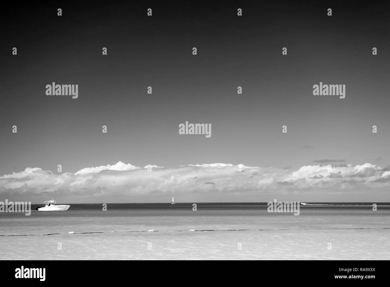 Tropical Beach bei Antigua Insel in der Karibik, türkisfarbenen Meer Meer Wasser und blauer Himmel Stockfoto