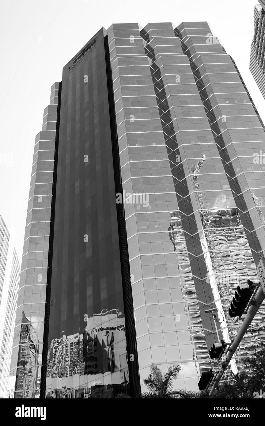 Miami, USA - 30. Oktober 2015: Turm Gebäude mit Glasfassade an blauen Himmel. Architektur und Design. Erfolg und Zukunft Konzept. Gewerbliche Immobilien oder Immobilien. Stockfoto