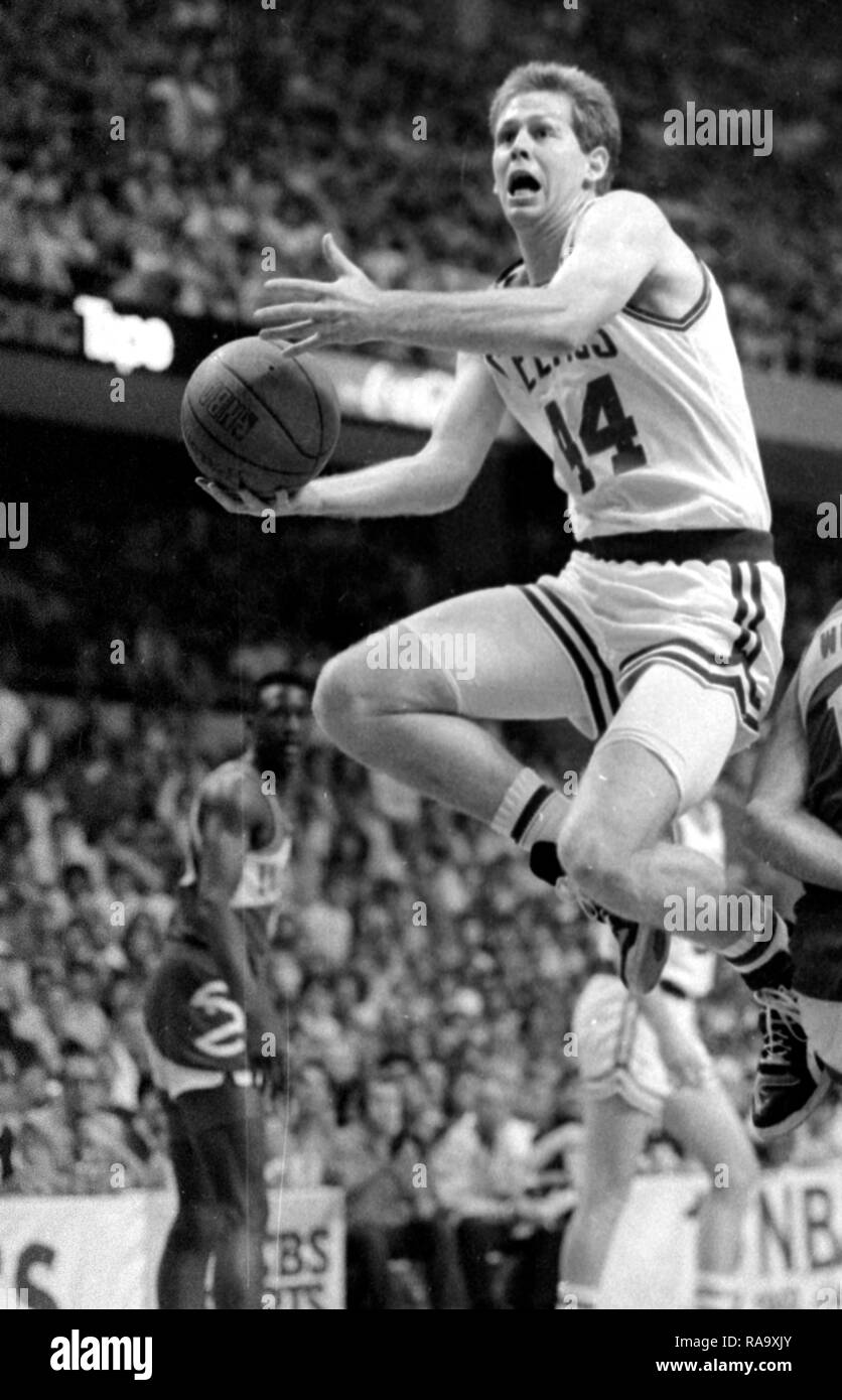 Boston Celtics Danny Ainge Kerben gegen die Atlanta Hawks im Spiel Action im Boston Garden in Boston, Ma USA 1986 saison Foto von Bill belknap Stockfoto