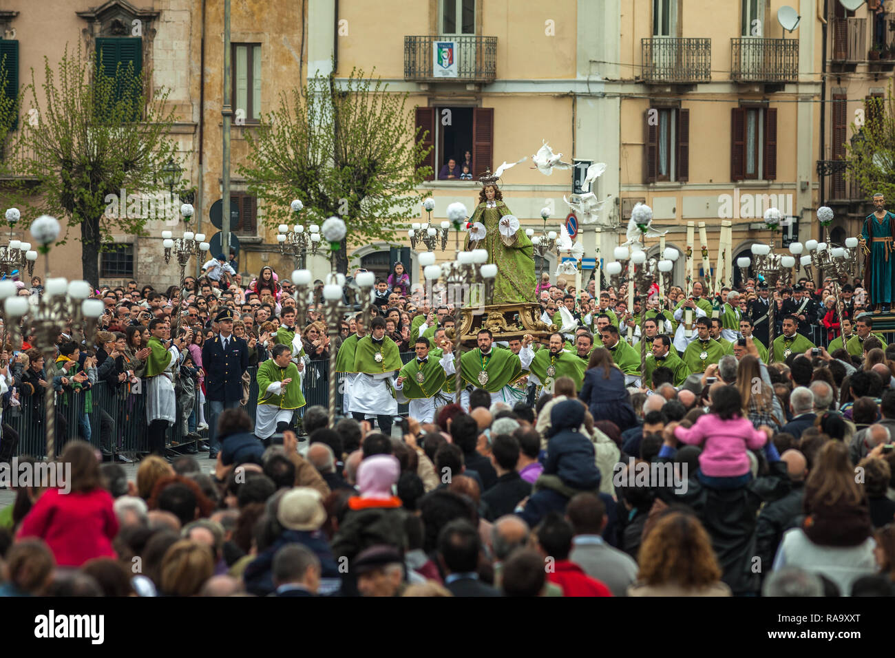 Madonnenfest auf dem Platz in Sulmona. Traditionelle Osterferien. Sulmona, Provinz L'Aquila, Abruzzen, Italien, Europa Stockfoto