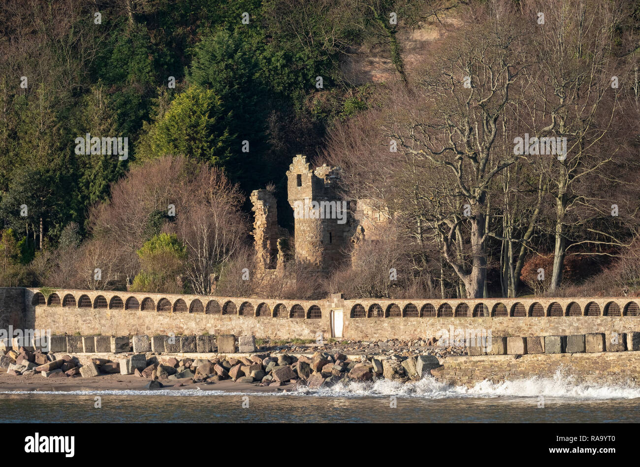 Die Ruine der West Wemyss Schloss aus dem 16. Jahrhundert Tower House, in der Nähe des Dorf an der Küste von West Wemyss, Fife, Schottland. Stockfoto