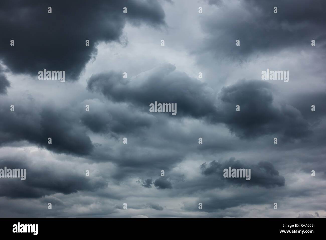 Dramatische Himmel - Schwere Regen Wolken, können als Hintergrund verwendet werden Stockfoto