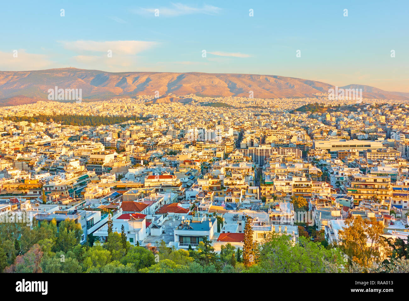 Panoramablick auf die Stadt Athen bei Sonnenuntergang, Griechenland Stockfoto