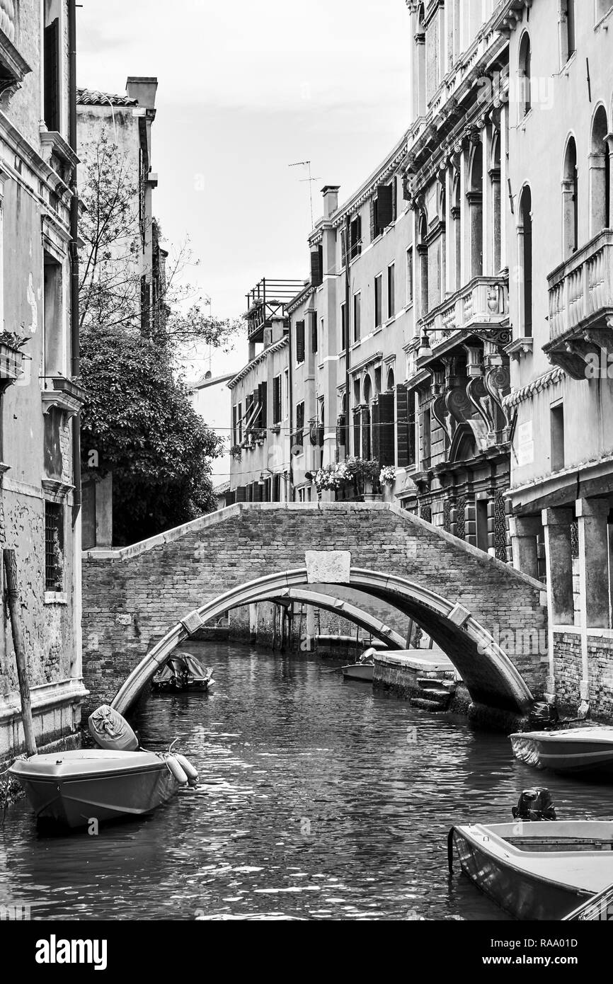 Venezianischen Kanal mit kleinen Brücke, Venedig, Italien. Schwarz/Weiß-Bild Stockfoto
