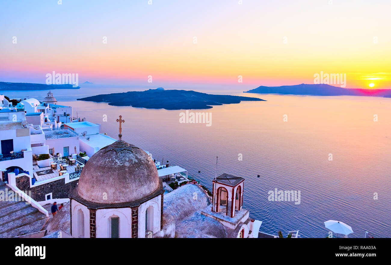 Santorini und die Ägäis bei Sonnenuntergang, Griechenland Stockfoto