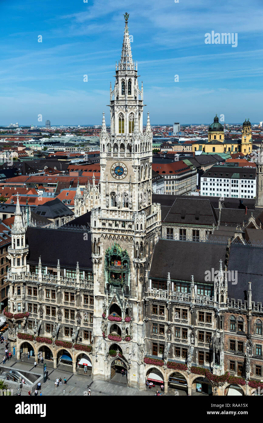Turm des Neuen Rathauses (mit Glockenspiel), Marienplatz, München, Deutschland Stockfoto
