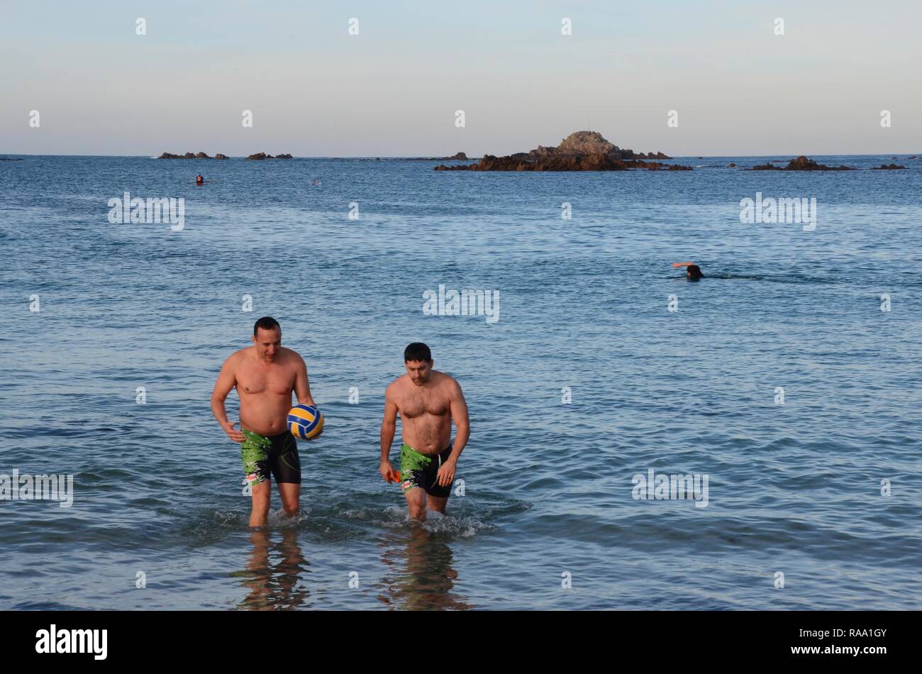 Traditionelle Boxing Day schwimmen Cobo Bay, Guernsey, Channel Islands, Großbritannien. Stockfoto