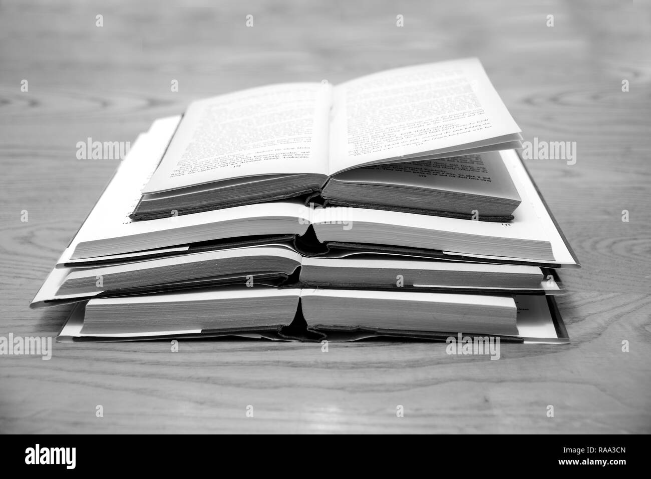 Stapel der offenen Bücher auf einem Schreibtisch Stockfoto