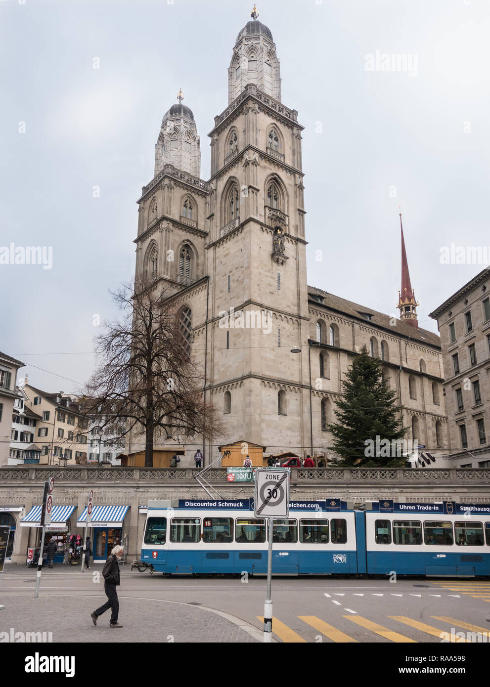 Grossmünster, Tram, Zürich, Schweiz. Huldrych Zwingli officed hier. Touristische Attraktion, einschließlich Giacometti. Moderne Glasfenster Stockfoto