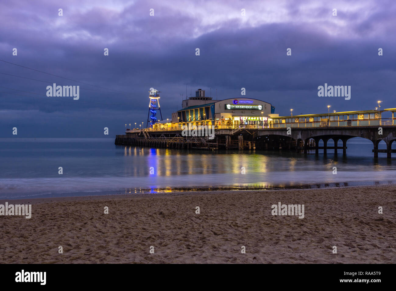 Bournemouth Pier mit Lichter in der Nacht, Dämmerung, Januar 2019, Bournemouth, Dorset, England, Großbritannien Stockfoto