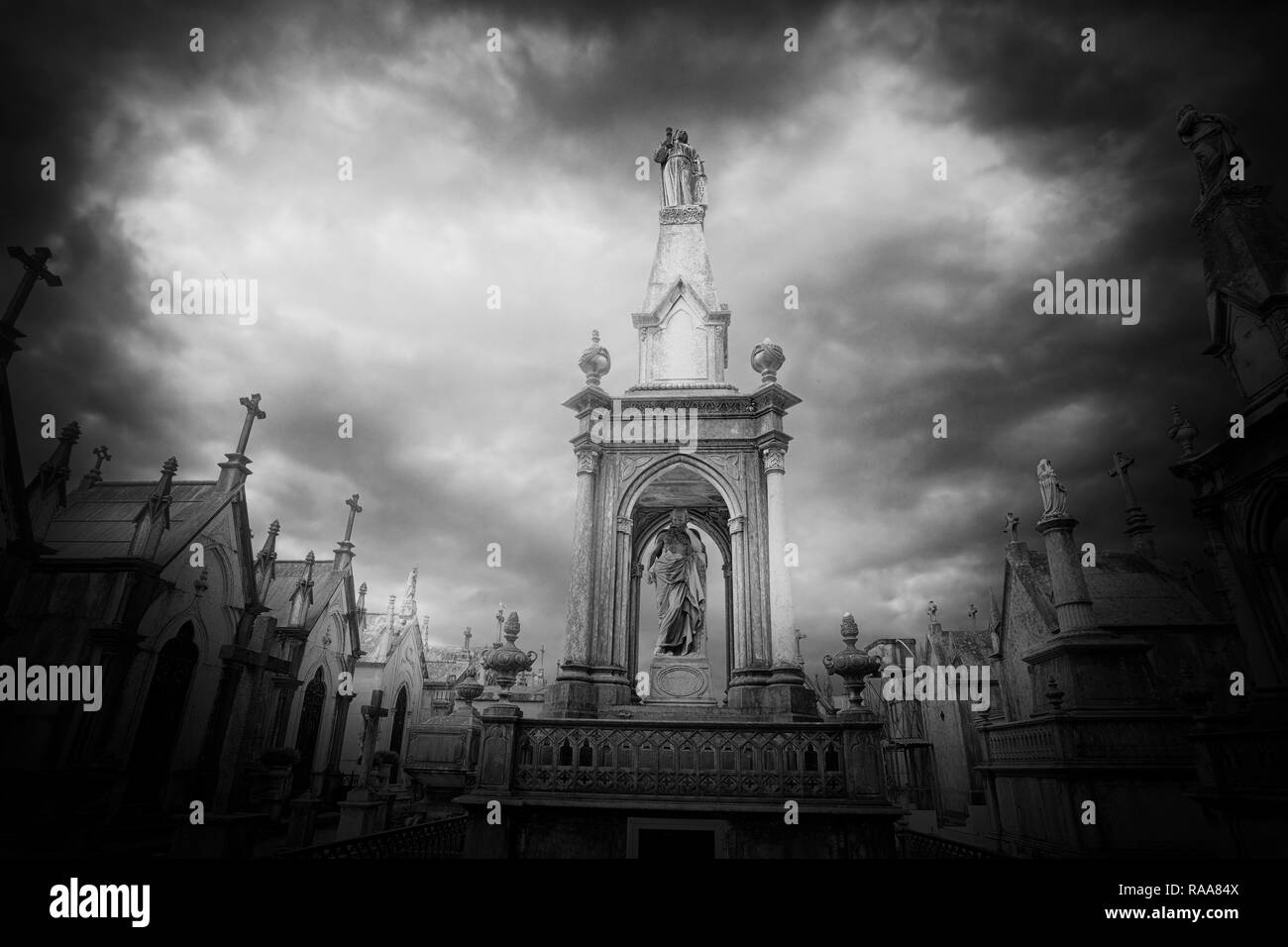 Alte eurpopean Friedhof gegen die drastischen bewölkten Himmel. Umgewandelt in Schwarz und in Weiß. Stockfoto