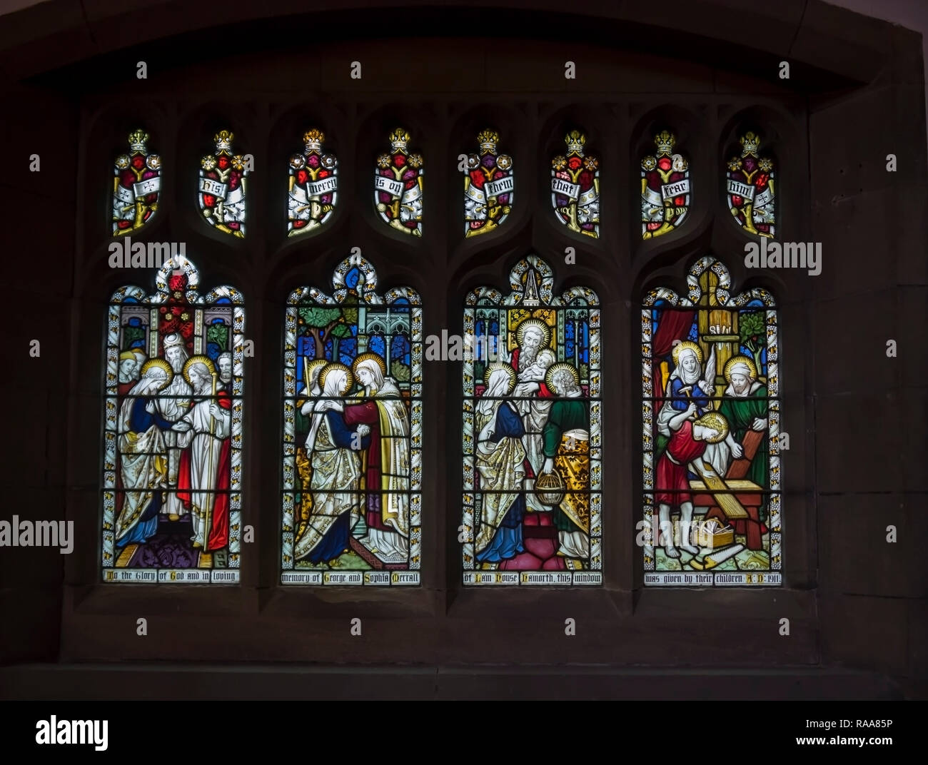 Glasfenster und Informationen in der St. Michael und alle Engel Kirche (Bronte Kirche), Haworth, Yorkshire England Stockfoto