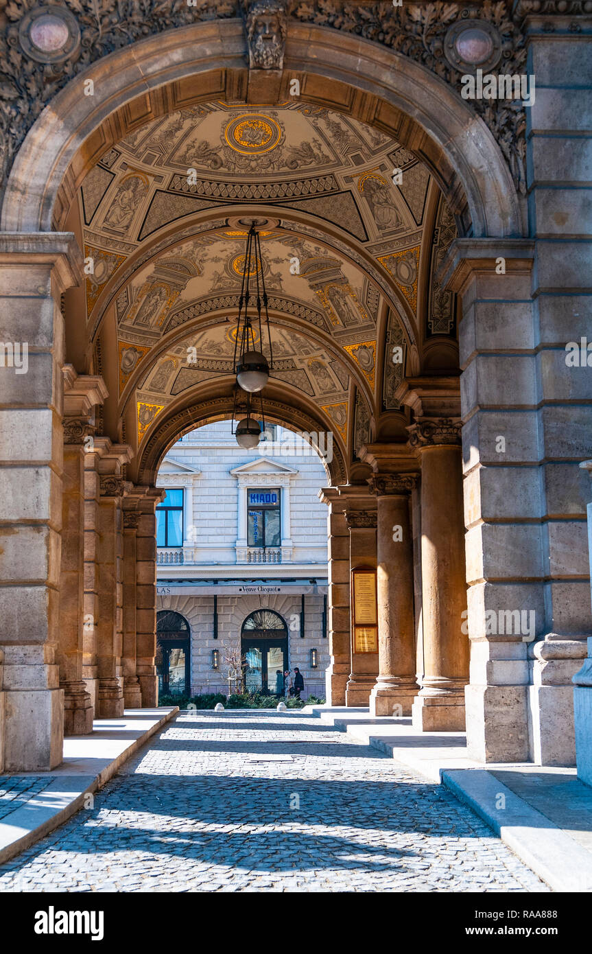 Seitenansicht der Eingang zu der Ungarischen Staatsoper an der Andrassy Avenue, Budapest, Ungarn, Europa Stockfoto