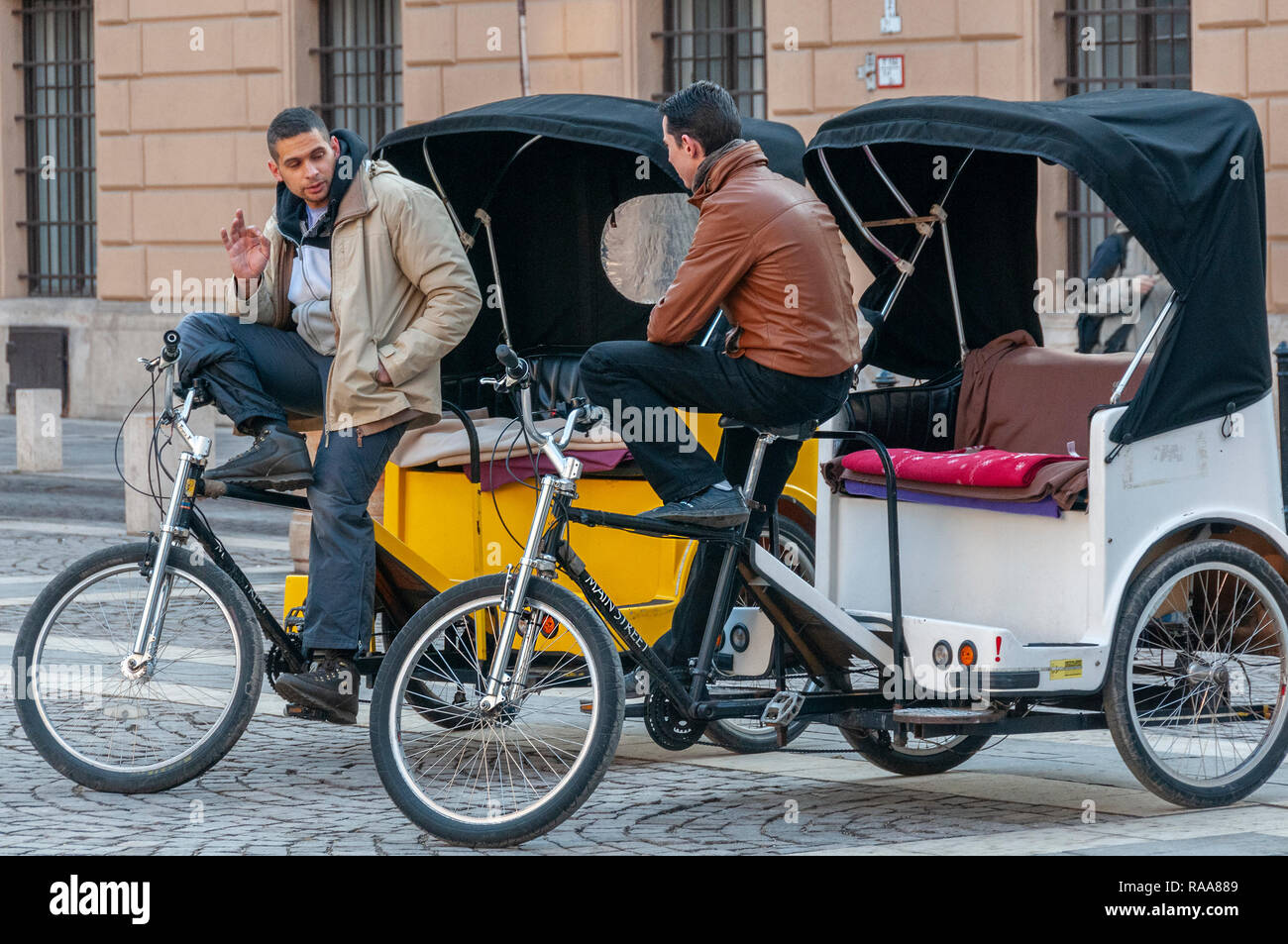 Fahrradtaxi Fahrer warten auf einen Fahrpreis im Zentrum von Budapest, Ungarn Stockfoto