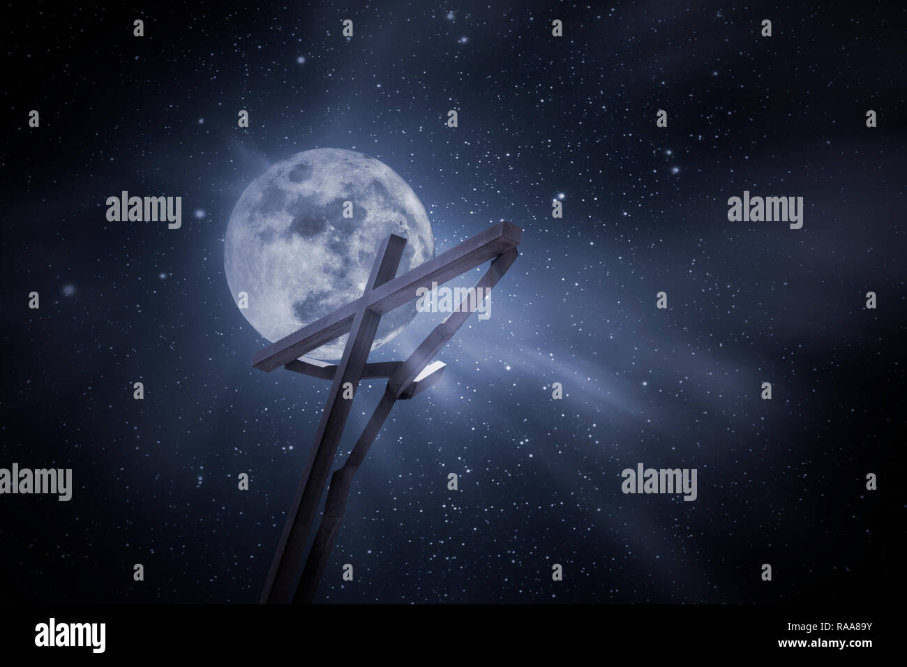 Holz Kreuz von Fatima gegen einen Vollmond Nachthimmel mit Sternen und Lichtstrahlen Stockfoto