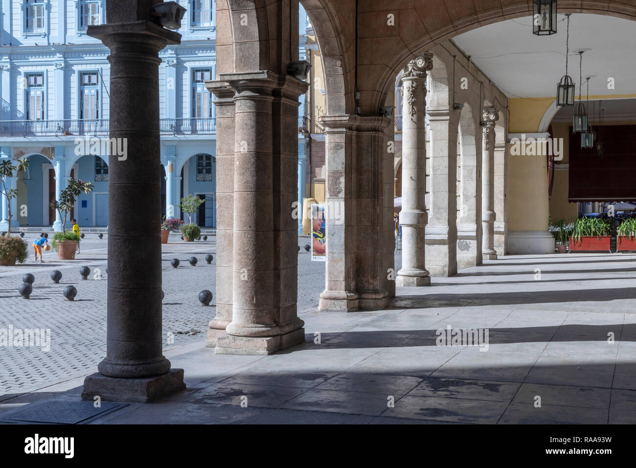 Kolonnade, Plaza Vieja, Havanna, Kuba Stockfoto