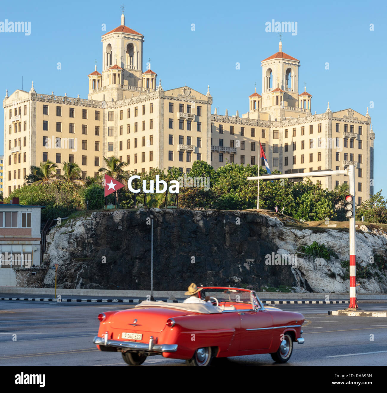 Hotel Nacional, Kuba unterzeichnen, und Classic Car vom Malecon Stockfoto