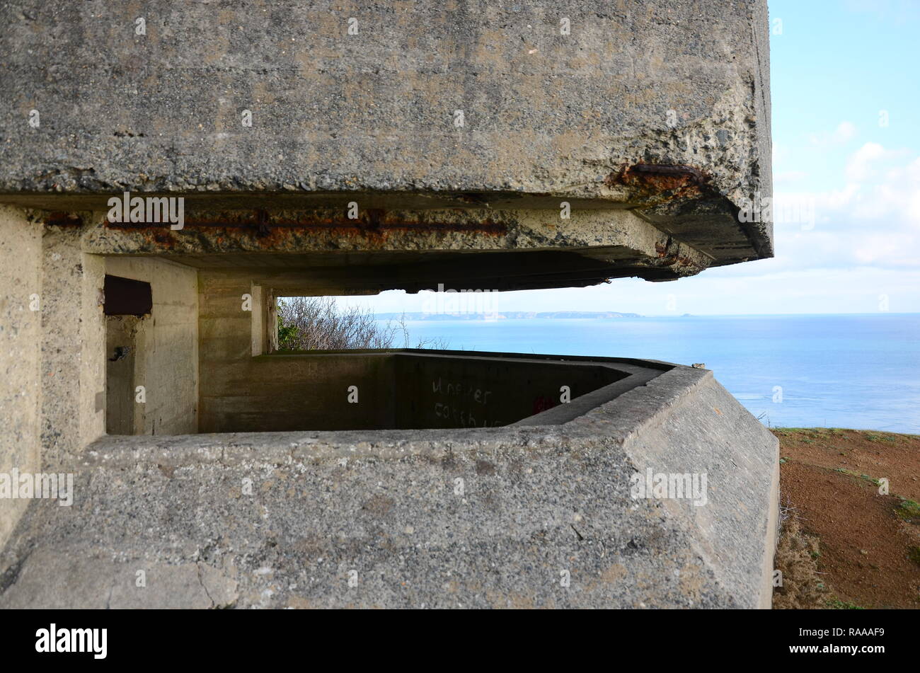 Jerbourg Point, Guernsey, Channel Islands, Großbritannien. Deutsche Weltkrieg II konkrete Geschützstellung oder fensterflügel Verteidigung Batterie. Blick auf Jersey in Abstand. Stockfoto