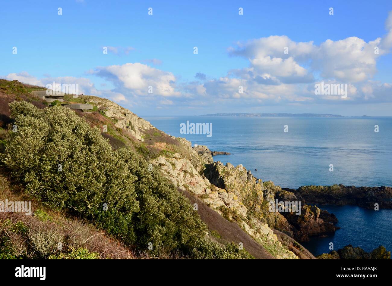 Jerbourg Point, Guernsey, Großbritannien. Deutsche Weltkrieg II konkrete Geschützstellung oder fensterflügel Verteidigung Batterie auf einer Klippe. Blick auf Jersey in Abstand. Stockfoto